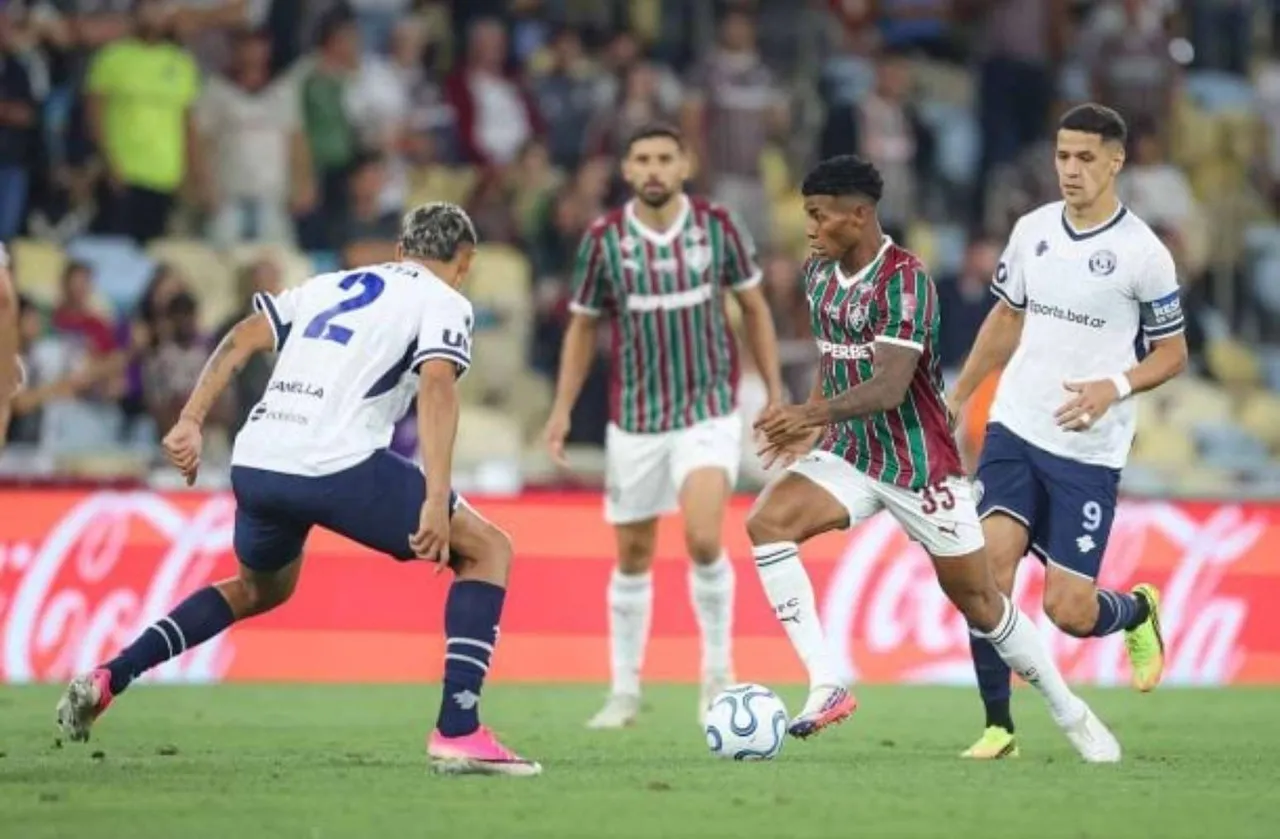 Jugada entre Independiente Rivadavia y Fluminense